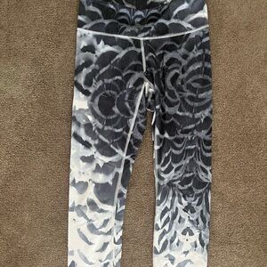 lululemon Stylish Black and White Patterned Leggings